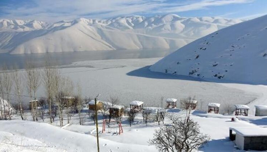 Hakkaride Dilimli Barajı dondu