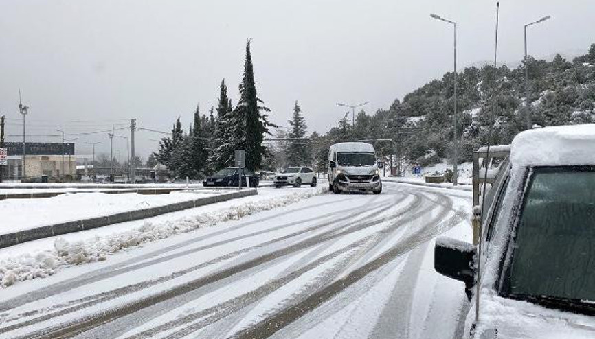 Antalyayı Konyaya bağlayan yol saatlerdir kapalı Uzun araç kuyrukları oluştu