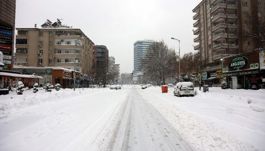 Gaziantepte ikinci kar dalgası başladı Otoyol trafiğe kapatıldı