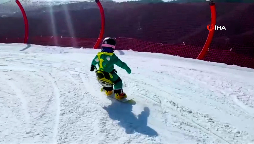 Çin’de 3 yaşındaki kız çocuğundan snowboard gösterisi