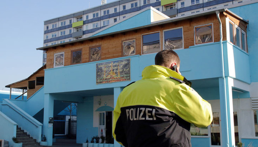 Halle’de camiye kurusıkı tabancayla saldırı