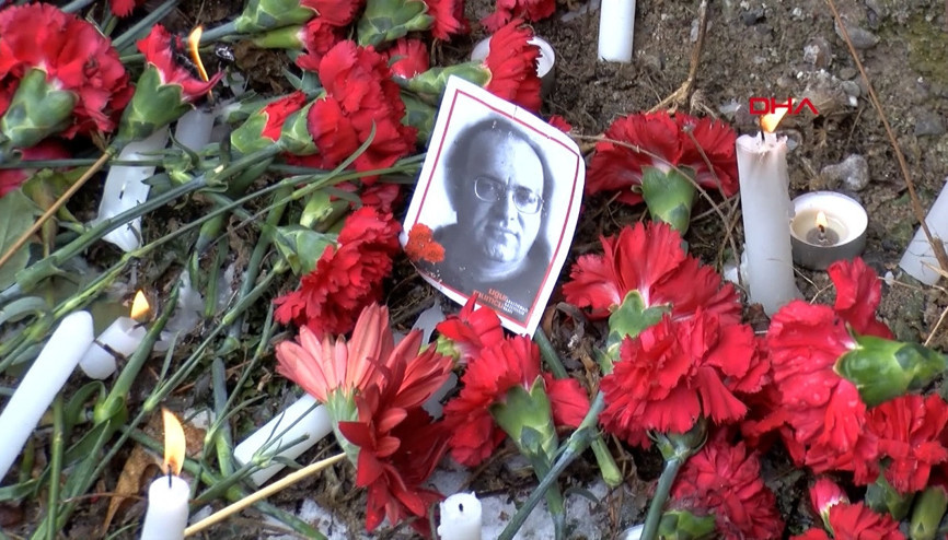Gazeteci Uğur Mumcu, ölüm yıldönümünde evinin önünde anıldı Gazeteci Uğur Mumcu, ölüm yıldönümünde evinin önünde anıldı