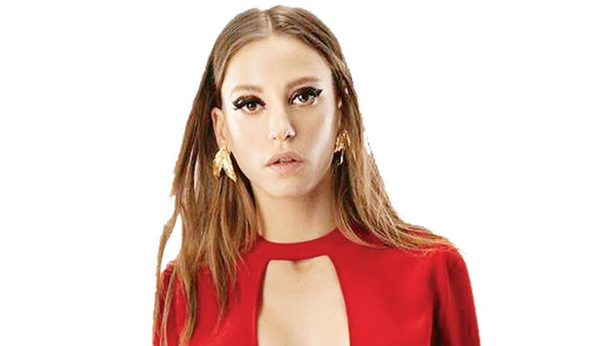 Serenay Sarıkaya kadınlara seslendi: Telefonlarınıza ‘Kades’i yükleyin