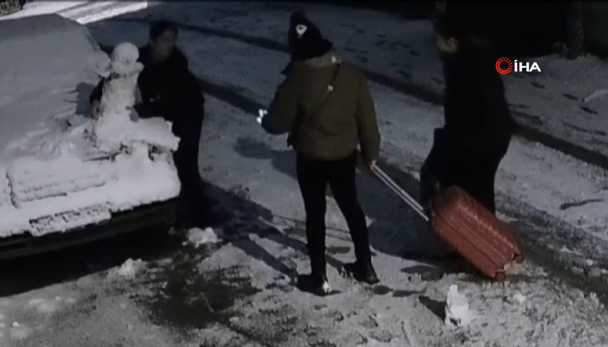 Fotoğraf çekildikleri kardan adamı alıp götürdüler