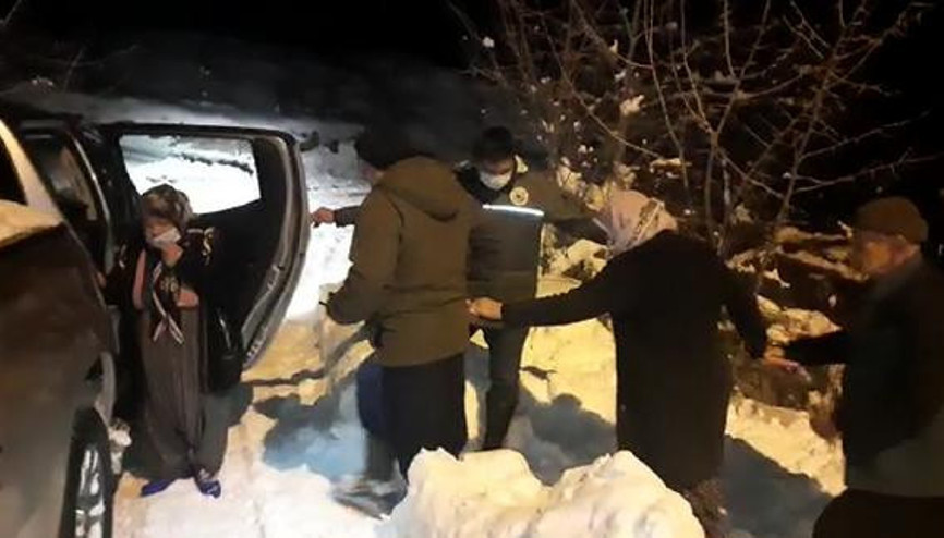 Rahatsızlanan hastayı orman işletme ekipleri sağlıkçılara ulaştırdı Rahatsızlanan hastayı orman işletme ekipleri sağlıkçılara ulaştırdı
