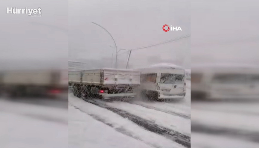 Sürücüsünün direksiyon hakimiyetini kaybettiği kamyon bir servis aracına çarptı