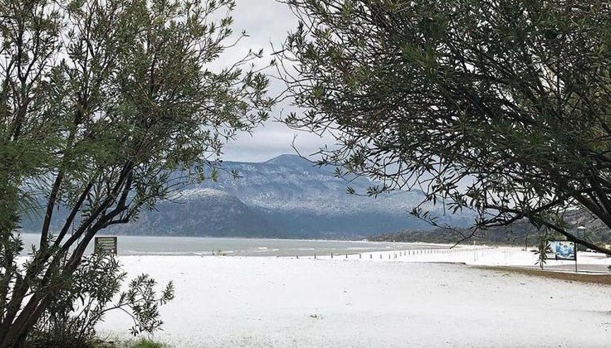 Sürpriz: Dünyaca ünlü İztuzu Plajı’na kar yağdı Sürpriz: Dünyaca ünlü İztuzu Plajı’na kar yağdı