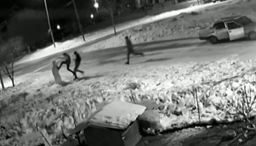 Otomobilden inip kardan adama uçan tekme attı