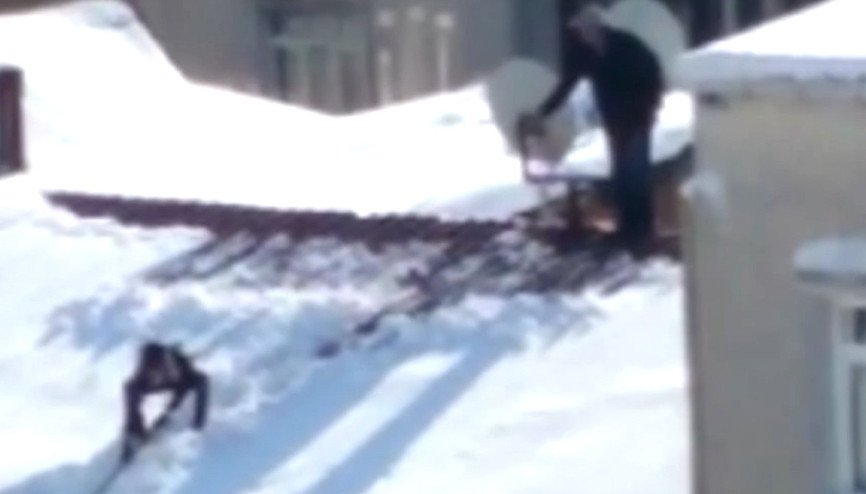 Çocuğu iple bağlayıp çatıdaki karları temizletti