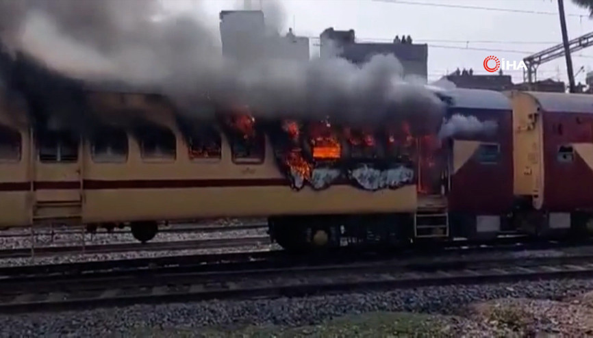 Hindistan’da protestocular treni ateşe verdi