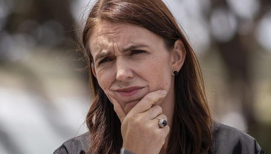 Aşı karşıtları Yeni Zelanda Başbakanı Jacinda Ardernin aracını kovaladı