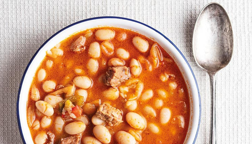 Yanında soğanı, turşusu ve cacığıyla kaşık kaşık bol tereyağlı kuru fasulye