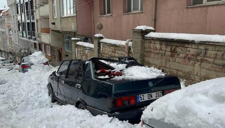 Kar kütlesi otomobili bu hale getirdi Kar kütlesi otomobili bu hale getirdi