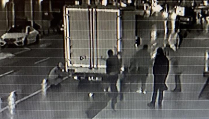 Laleli’de kamyonun altına giren alkollü genci, üstüne su atarak çıkardılar Laleli’de kamyonun altına giren alkollü genci, üstüne su atarak çıkardılar