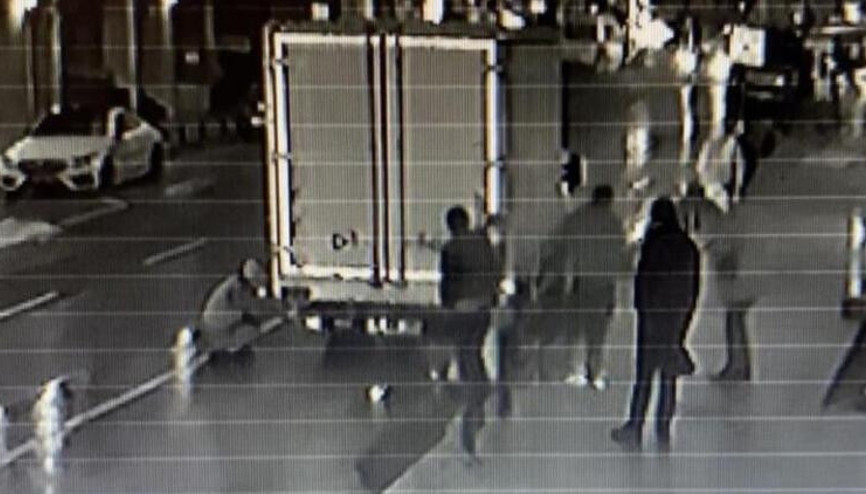 Laleli’de kamyonun altına giren alkollü genci, üstüne su atarak çıkardılar Laleli’de kamyonun altına giren alkollü genci, üstüne su atarak çıkardılar