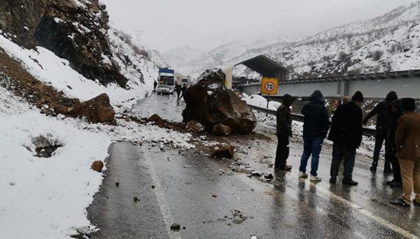 Bitlis-Baykan kara yolu, düşen kayalar nedeniyle 1 saat trafiğe kapalı kaldı