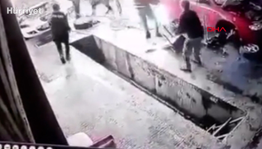 Büyükçekmecede baba ve oğulları tamirhaneyi levyelerle bastı; o anlar kamerada