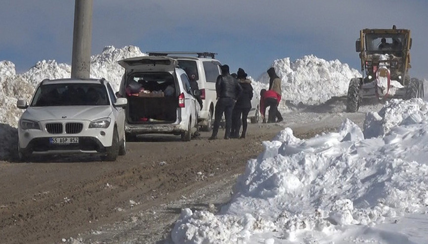 Samsunda Akdağ Kayak Merkezi yolu tipi nedeniyle kapandı, tatilciler yolda kaldı