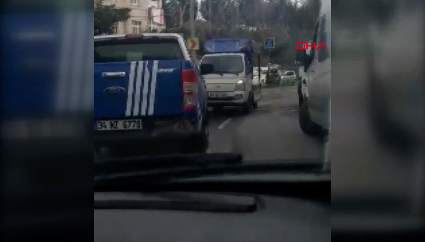 Zabıtanın kovaladığı seyyar satıcı kamyonetiyle geri geri kaçtı