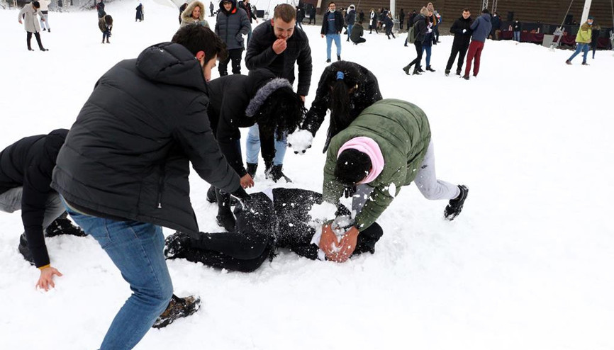 Üniversitelilerin kar topu savaşı