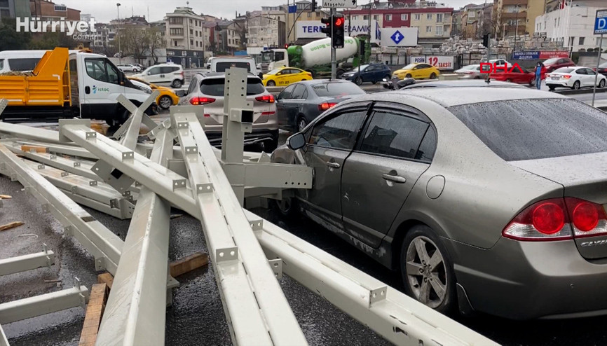 TIRdaki inşaat malzemeleri araçların üstüne düştü