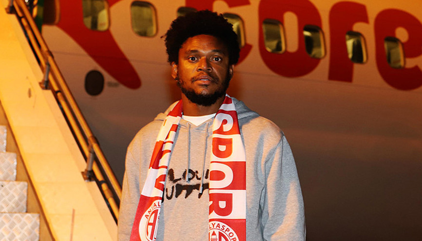 Son Dakika: Antalyaspor Luiz Adriano ile sözleşme imzaladı