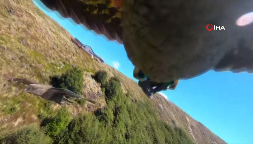 Yeni Zelanda’da bir papağan, çaldığı kamera ile uçuşunu filme aldı