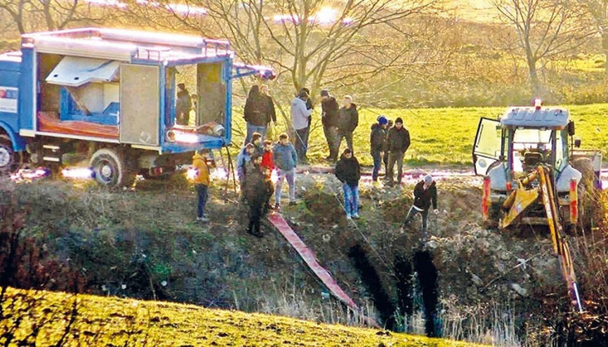 Kelepçeleyip gömmüşler