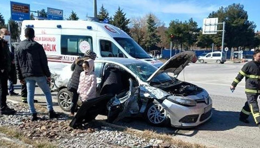 Gedizde ambulans ile iki araç çarpıştı: 10 yaralı