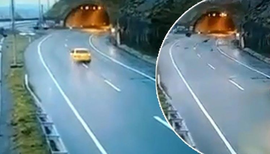Artvinde taksi sürücüsünün yamaçtan kopan kayalardan saniyelerle kurtulması kamerada