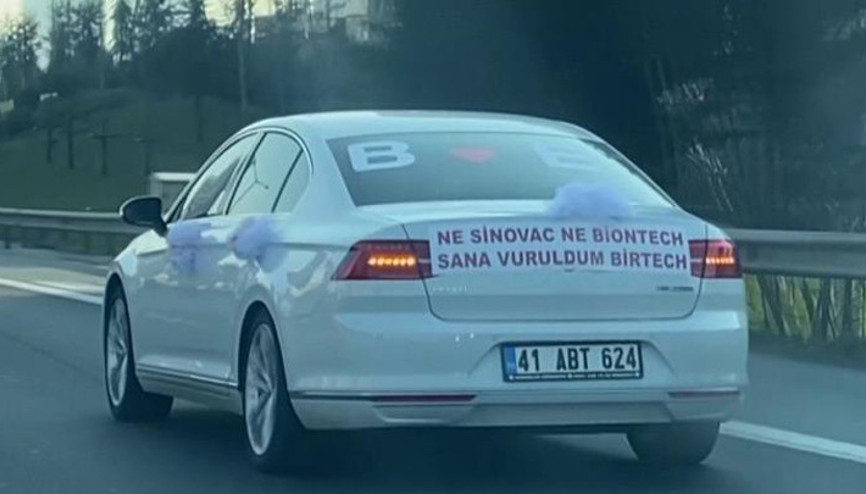 Ümraniye’de gelin arabasındaki aşı yazısı dikkat çekti