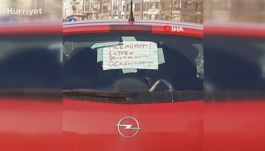 Acemi şoför, aracına astığı; Acemiyim, lütfen sıkıştırmayın öğreniyorum notuyla trafiğe çıktı