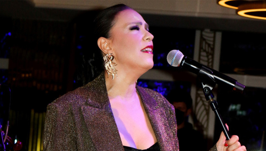 Yeşim Salkım, baba yadigarı ceketiyle sahnede