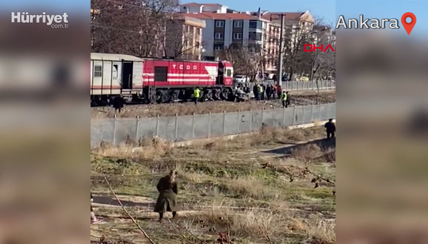 Polatlıda yük treni hemzemin geçitte otomobile çarptı