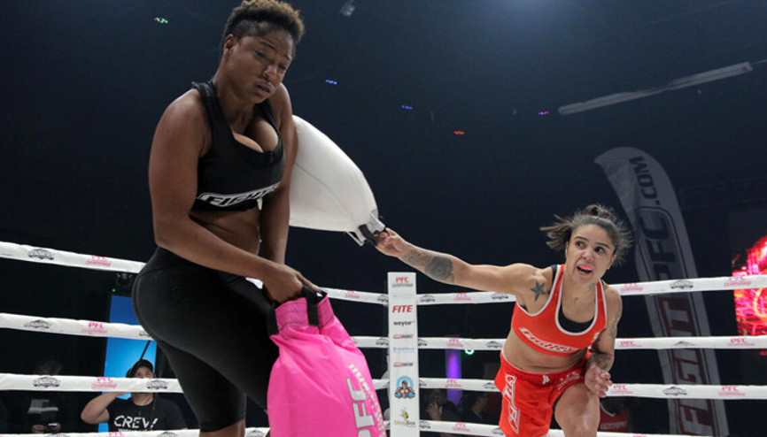 Yastık savaşı spor oldu: Eline yastığını alan rakibini tek vuruşta uyutmaya çalışıyor