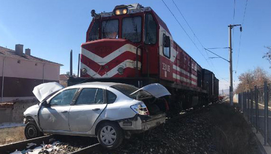 Ankarada hemzemin geçitte facia Yük treni otomobile çarptı: 1 kişi hayatını kaybetti