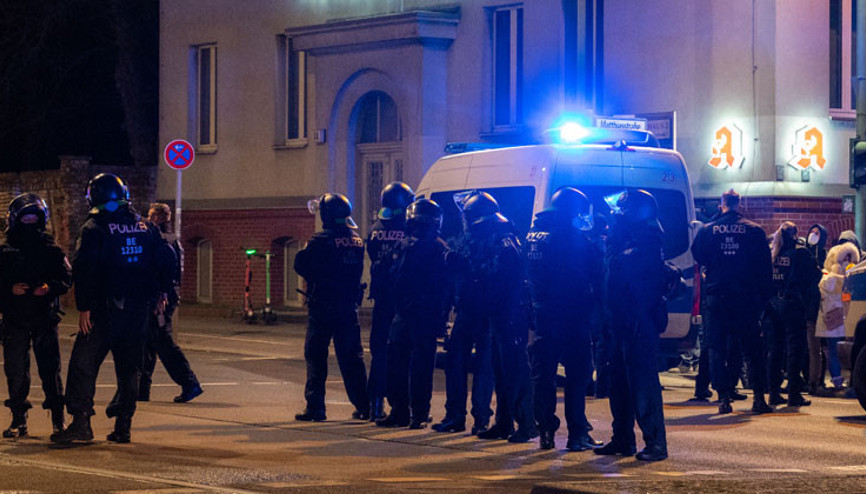 Almanya’da aşı zorunluluğu planı protesto edildi
