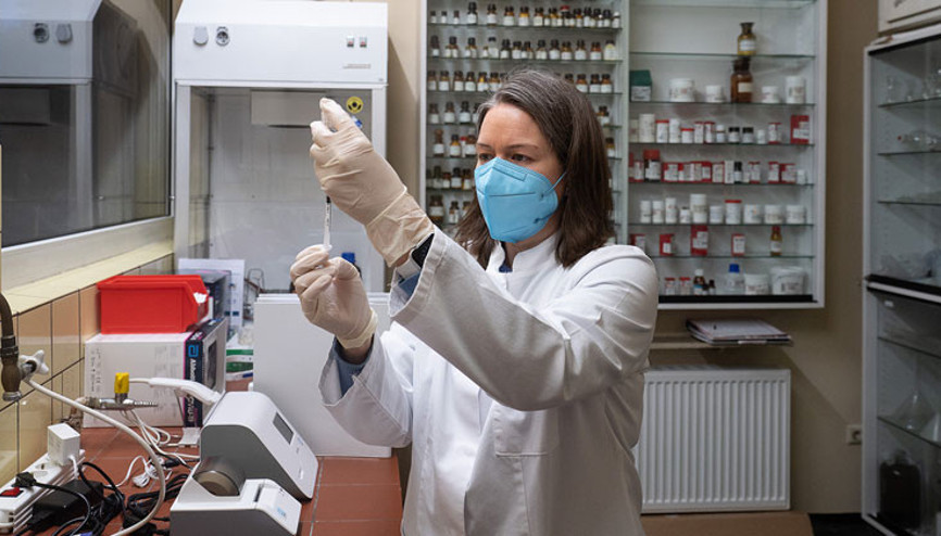 Almanya’da eczanelerde Kovid-19 aşı uygulaması başladı