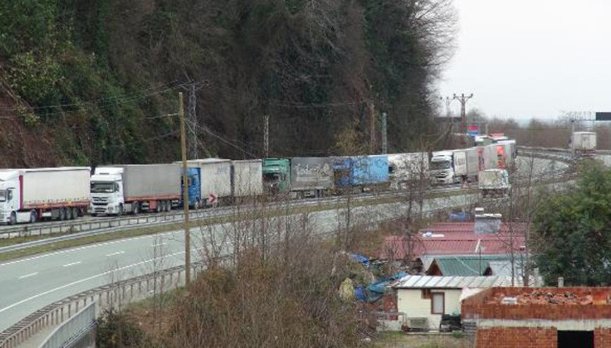 Uzun TIR kuyrukları oluştu Ucu bucağı görünmüyor...