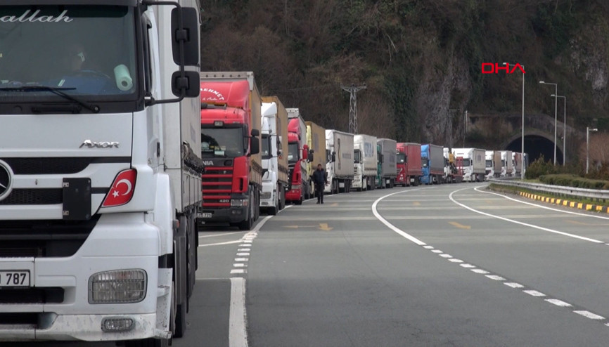 Sarp Sınır Kapısında kilometrelerce TIR kuyruğu