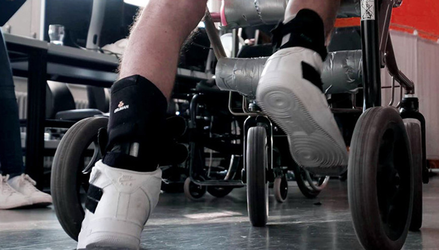 Omurgası kopan felçli hasta, geliştirilen elektrikli implant sayesinde yürüdü