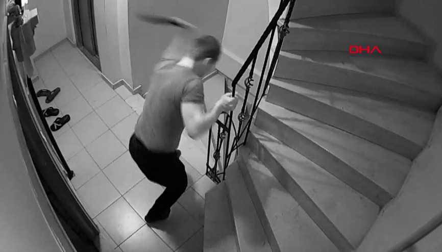 Güvenlik kamerasından fark ettiği hırsızları sopayla kovaladı İşte o anlar