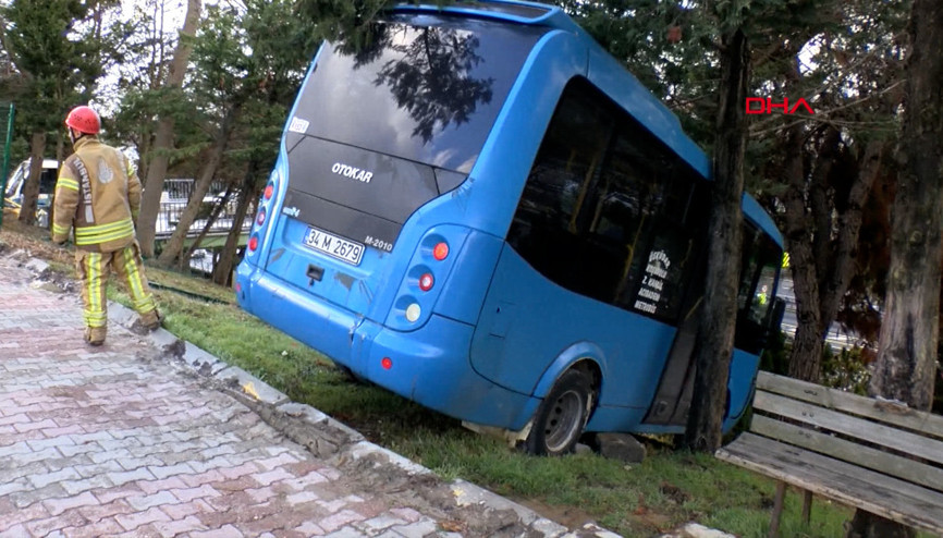 Minibüs rampadaki ağaca çarptı; düşme ihtimaline karşı D-100 kapatıldı