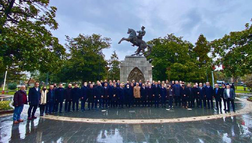 Onur Anıtı önünde siyasi partilerden ortak saldırı tepkisi