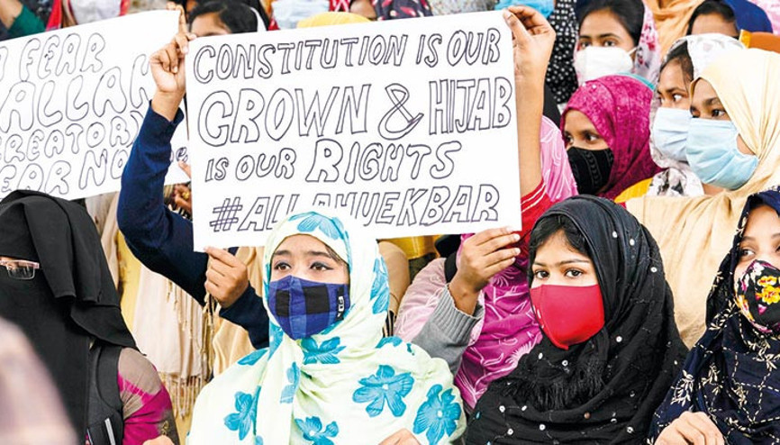Hindistan’da başörtü yasağına isyan
