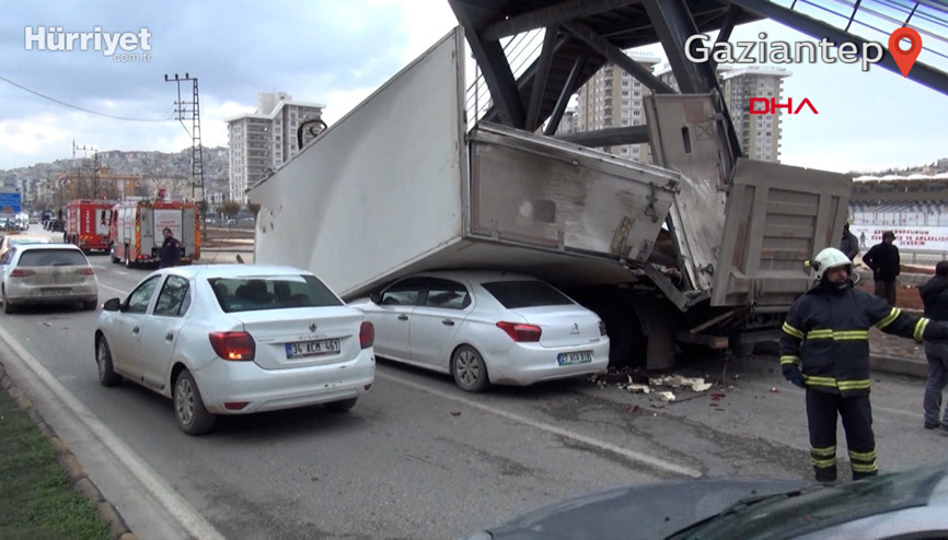 Üst geçide çarpan TIRın dorsesi otomobilin üzerine devrildi