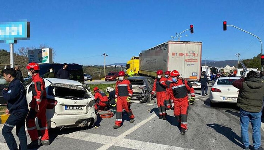 Milasta TIR, kırmızı ışıkta bekleyen 5 otomobile çarptı