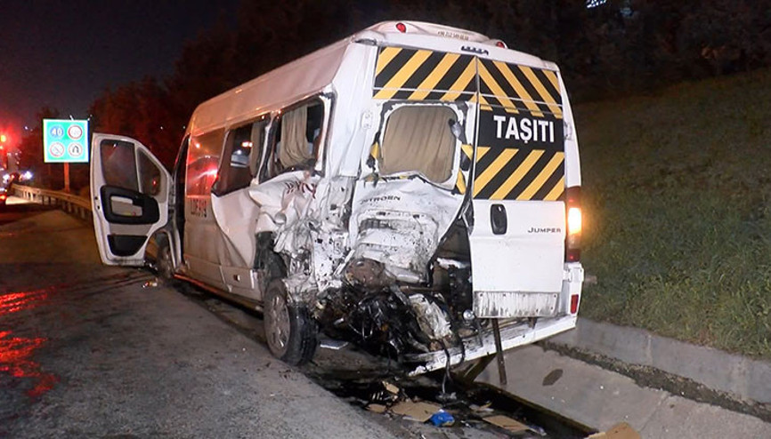 Emniyet şeridinde kaza: Arıza yapan araca çarpıp kaçtılar