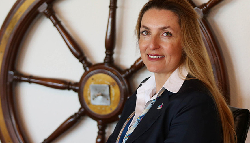 Anneannesinin diktiği yelkenle başladı, olimpiyatlardaki ilk kadın başhakem oldu