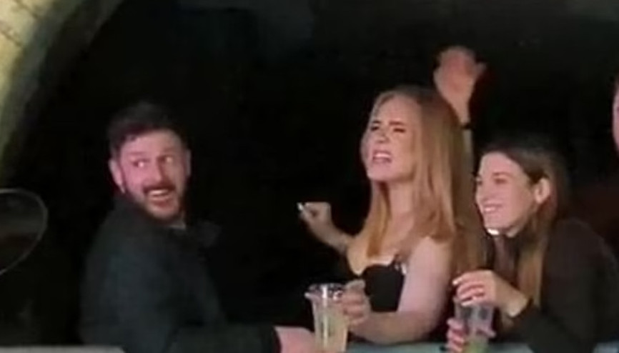 Adele dayanamadı, sütyenine kadar soyundu